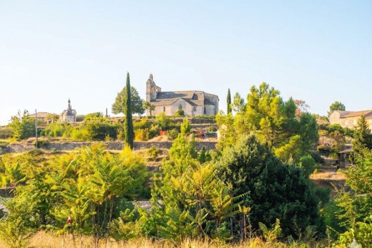 Eglise de Payzac dans son écrin