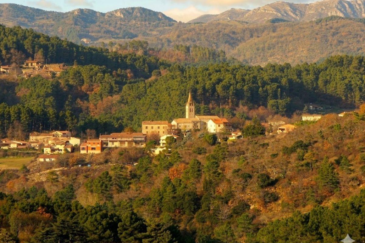 SAINT JULIEN DU SERRE DANS SON ECRIN