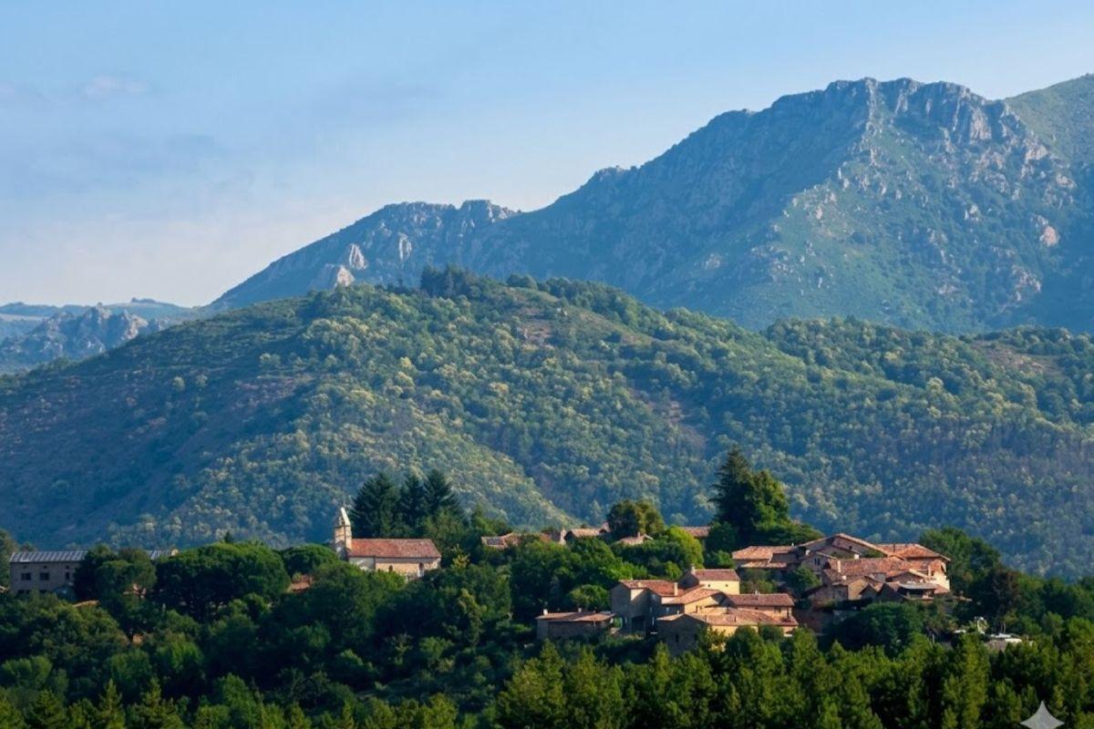 VILLAGE DE FABRAS ET SON EGLISE SAINT PIERRE AUX LIENS
