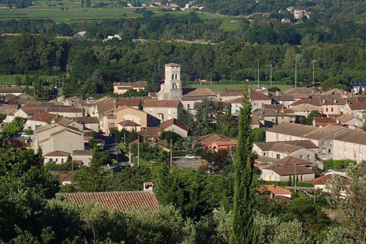 Vue générale de Ruoms avec son clocher